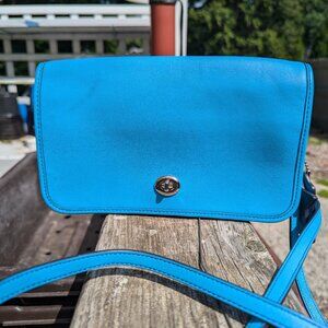 Vintage Coach Azure 38015 Dinky Turnlock Crossbody, Excellent Condition Limited